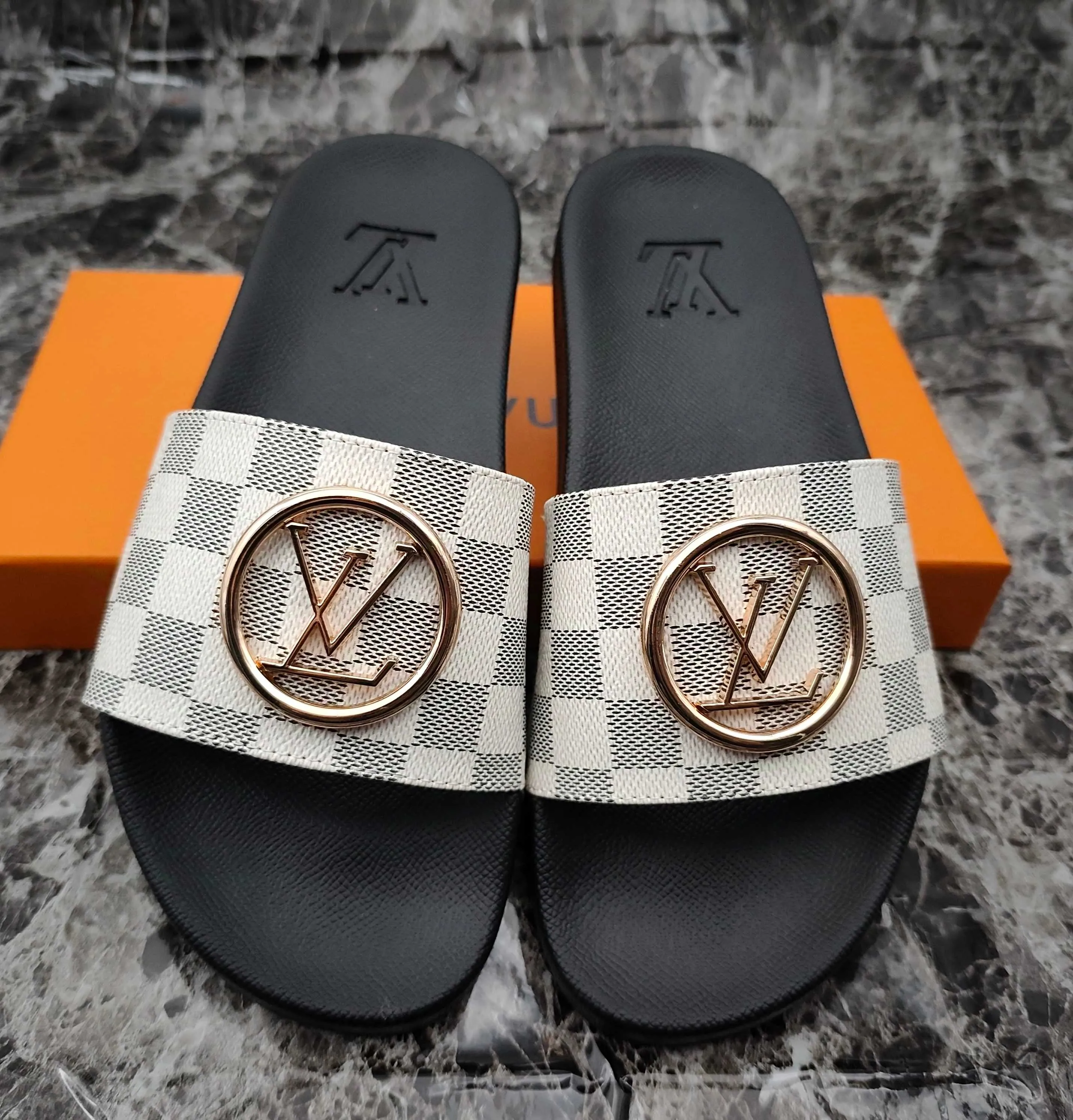 👟👟Ex-factory price 280👟👟 (available all year round) same style for men and women, size 35--48. Couple style🎗Louis Vuitton "LV" slippers, a much-anticipated one, so beautiful that it will melt your hearts❤! It is simply a masterpiece of extraordinary craftsmanship. It is a must-have for everyone. It is made by open mold. It feels Q-bounce and super soft on the feet. It is super delicate on the feet. It is an exclusive model. There are many layouts, so there is always one you like🎉🎉